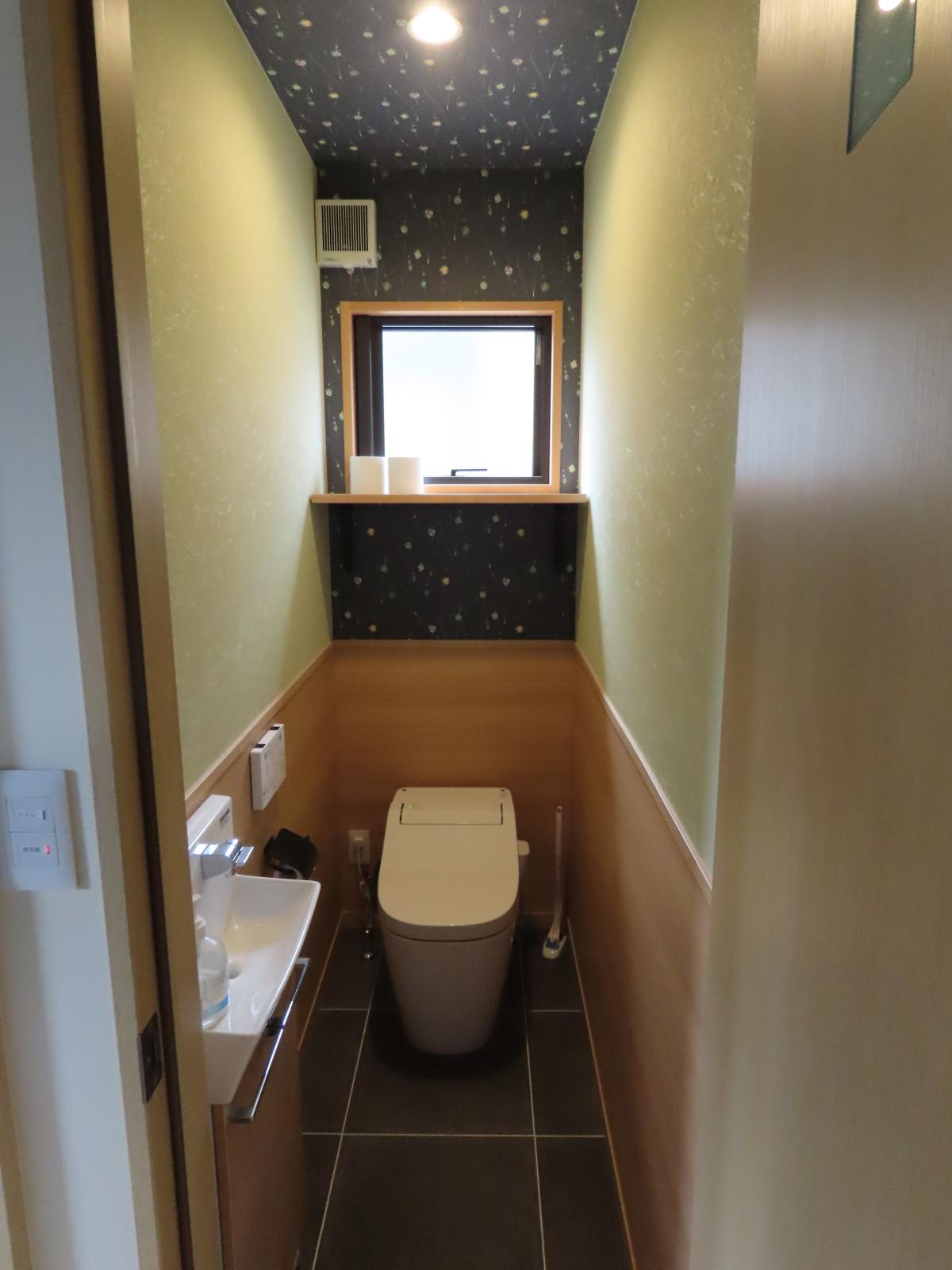 トイレトイレ室内に手洗い有りなので衛生的です。