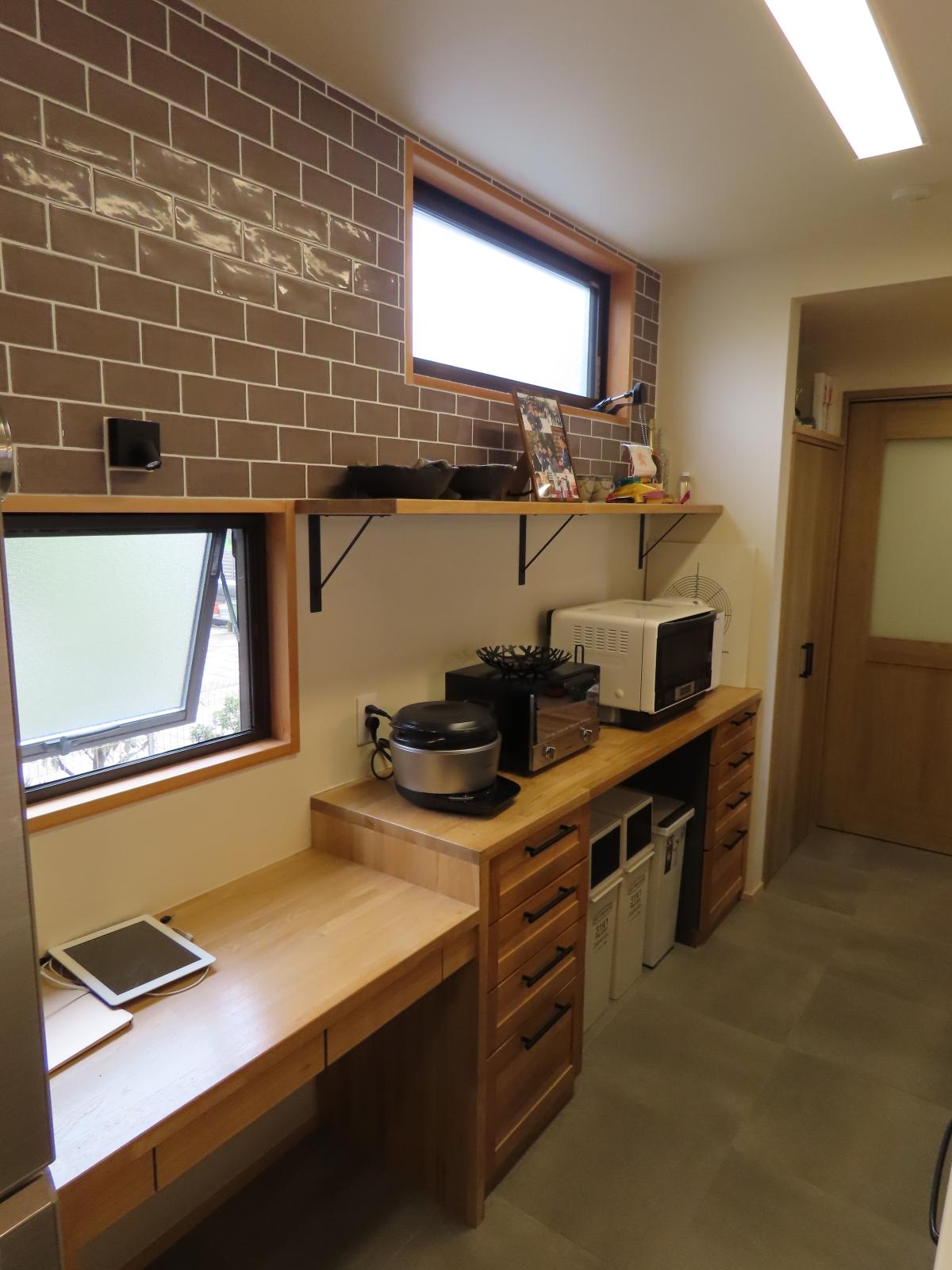 カップボード機能的でおしゃれなキッチン収納。奥にはパントリーが見えますね。