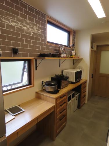 カップボード機能的でおしゃれなキッチン収納。奥にはパントリーが見えますね。